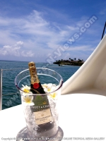 champagne_on_catamaran_mauritius_sland_spice.jpg