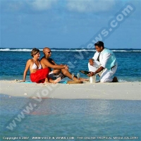 20_degrees_sud_hotel_mauritius_guests_having_champagne_on_the_beach.jpg