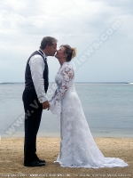 movenpick_resort_and_spa_hotel_mauritius_just_married_couple_kissing_on_the_beach.jpg