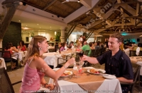 pearle_beach_hotel_mauritius_guests_having_diner_at_the_restaurant.jpg