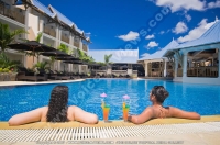 pearle_beach_hotel_mauritius_two_ladies_having_cocktails_in_the_swimming_pool.jpg