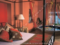 ile_des_deux_cocos_villa_mauritius_bedroom_with_jaccuzi.jpg