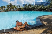 le_victoria_hotel_mauritius_couple_at_the_pool.jpg