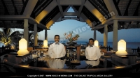 royal_palm_hotel_mauritius_barmen_at_the_bar.jpg