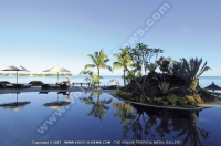 royal_palm_hotel_mauritius_beach_boy.jpg