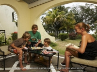standard_apartment_mont_choisy_mauritius_ref_112_family_under_the_terrace.jpg