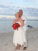wedding_and_honeymoon_in_mauritius_shanon_and_nicolas_posing_on_the_beach.jpg