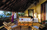 dinarobin_hotel_mauritius_couple_in_senior_suite_balcony.jpg