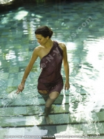 dinarobin_hotel_mauritius_spa_lady_in_swimming_pool.jpg