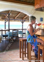 colonial_beach_hotel_mauritius_lady_at_the_bar.jpg