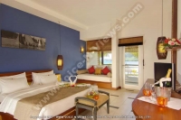 laguna_beach_hotel_and_spa_mauritius_double_bedroom_with_terrace_and_champagne.jpg