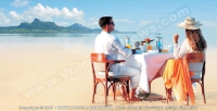 preskil_beach_resirt_mauririus_couple_having_lunch_on_the_beach.jpg