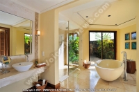 maradiva_villas_resort_and_spa_hotel_mauritius_luxury_suite_villa_bathroom_general_view.jpg
