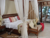 movenpick_resort_and_spa_hotel_mauritius_junior_suite_king_bed.jpg