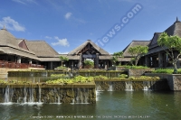 the_grand_mauritian_a_luxury_collection_resort_and_spa_mauritius_central_water_feature_at_daytime.jpg