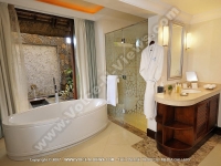 the_grand_mauritian_a_luxury_collection_resort_and_spa_mauritius_courtyard_junior_suite_bathroom.jpg
