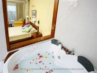 the_jacuzzi_of_the_deluxe_suite_of_standard_hotel_pereybere_mauritius_ref_183.jpg