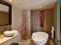 general_view_of_the_deluxe_bathroom_of_intercontinental_resort_mauritius.jpg