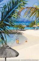 le_canonnier_hotel_mauritius_couple_on_the_beach.jpg