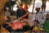 le_victoria_hotel_mauritius_couple_choosing_their_fish.jpg