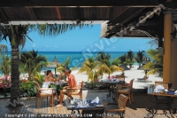 le_victoria_hotel_mauritius_couple_having_lunch_at_the_restaurant.jpg