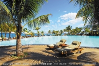 le_victoria_hotel_mauritius_sun_bed_and_swimming_pool_view.jpg