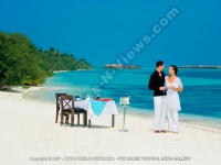 diva_maldives_hotel_maldives_couple_having_champagne_on_the_beach.jpg