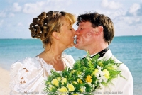 wedding_pictuer_just_married_couple_kissing_on_the_beach_mauritius.jpg
