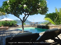 villa_black_river_mauritius_sunbeds_pool_and_sun_deck.JPG