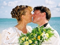 just_married_couple_on_the_beach_mauritius.jpg