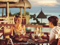 la_pirogue_resort_mauritius_couple_in_restaurant.jpg