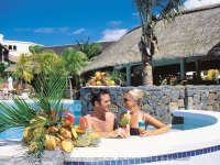 maritim_hotel_mauritius_couple_in_swimming_pool.jpg