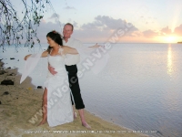 wedding_in_mauritius_wedding_at_ile_aux_fourneaux_couple_and_sunset_view.jpg